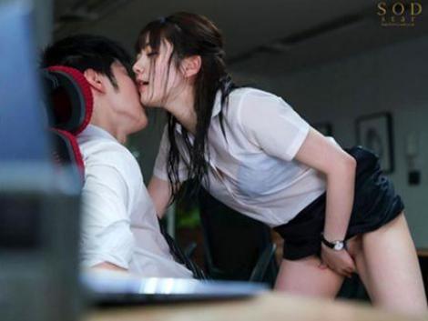 STARS-388_Bịt kẹt lại công ty với cô đồng nghiệp trong đêm mưa bão